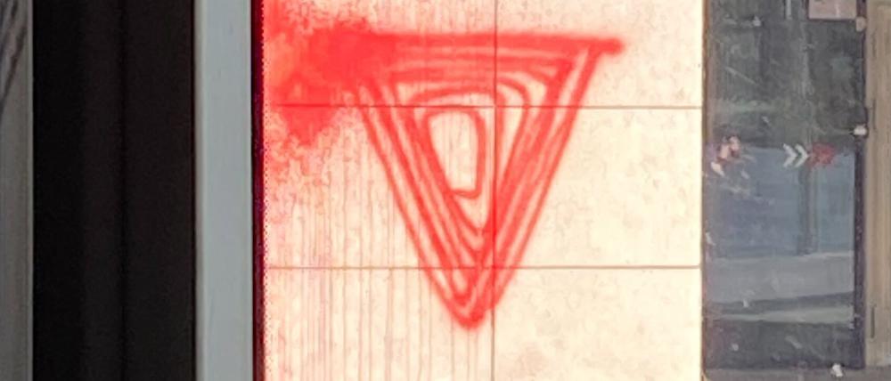 Ein rotes Dreieck mit einer nach unten gerichteten Spitze wurde auf die Außenfassade des Willy Brandt Haus gesprüht.
