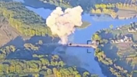 In diesem von den ukrainischen Streitkräftenam 18.08.2024  veröffentlichten Bild ist die Zerstörung einer wichtigen Brücke in der russischen Region Kursk zu sehen. 