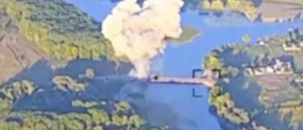 In diesem von den ukrainischen Streitkräftenam 18.08.2024 veröffentlichten Bild ist die Zerstörung einer wichtigen Brücke in der russischen Region Kursk zu sehen.