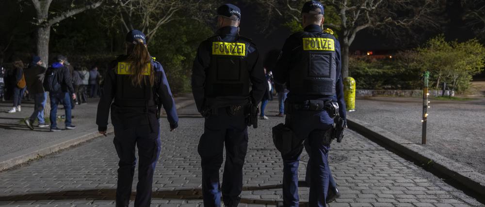 Berliner Polizisten nachts im Görlitzer Park.