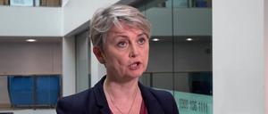 Ein Videostandbild, das von PA Wire herausgegeben wurde, zeigt die britische Innenministerin Yvette Cooper.