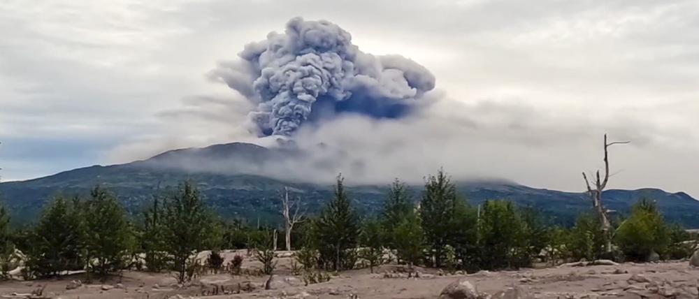 Auf diesem Foto aus einem Video, das vom Institut für Vulkanologie und Seismologie der Fernöstlichen Abteilung der Russischen Akademie der Wissenschaften zur Verfügung gestellt wurde, ist der Ausbruch des Vulkans Schiwelutsch auf der Halbinsel Kamtschatka zu sehen.