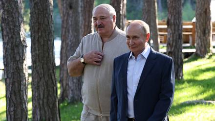Der belarussische Machthaber Lukaschenko (l.) und der russische Präsident Putin.  