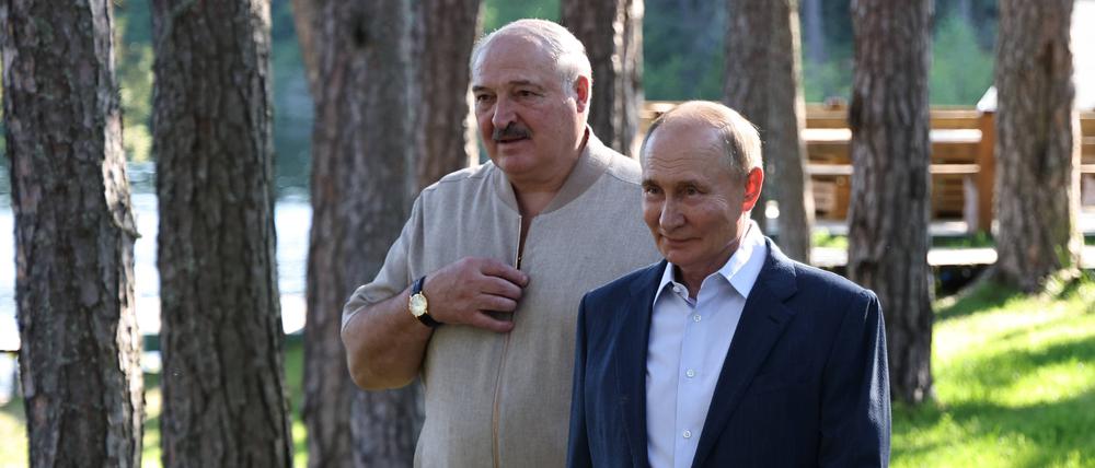 Der belarussische Machthaber Lukaschenko (l.) und der russische Präsident Putin.