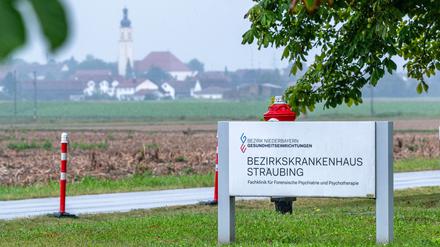 Vier Männer sind am Samstagabend im niederbayerischen Straubing aus einer geschlossenen Klinik entflohen.