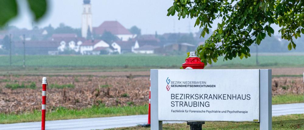 Vier Männer sind am Samstagabend im niederbayerischen Straubing aus einer geschlossenen Klinik entflohen.