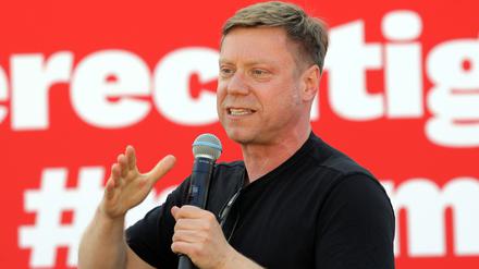 Martin Schirdewan, Bundesparteivorsitzender der Partei Die Linke, spricht auf einer Wahlkampfveranstaltung (Archivbild).