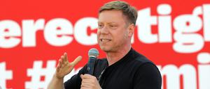 Martin Schirdewan, Bundesparteivorsitzender der Partei Die Linke, spricht auf einer Wahlkampfveranstaltung (Archivbild).