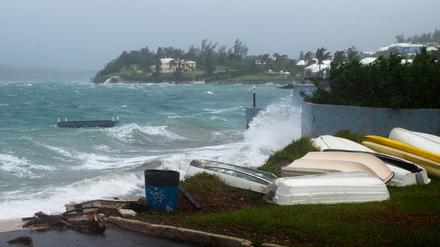 Die Wellen im Harrington Sound schlagen während einer vorübergehenden Flaute an die Küste, als das Auge des Hurrikans „Ernesto“ das Gebiet in Smith’s Parish, Bermuda, am 17. August 2024 passiert.