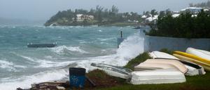 Die Wellen im Harrington Sound schlagen während einer vorübergehenden Flaute an die Küste, als das Auge des Hurrikans „Ernesto“ das Gebiet in Smith’s Parish, Bermuda, am 17. August 2024 passiert.