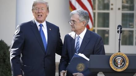 Donald Trump (l.) und Jerome Powell im Jahr 2017: Als damaliger US-Präsident setzte Trump den Juristen und Investmentbanker als Fed-Chef ein, doch ihr Verhältnis kühlte schnell ab.