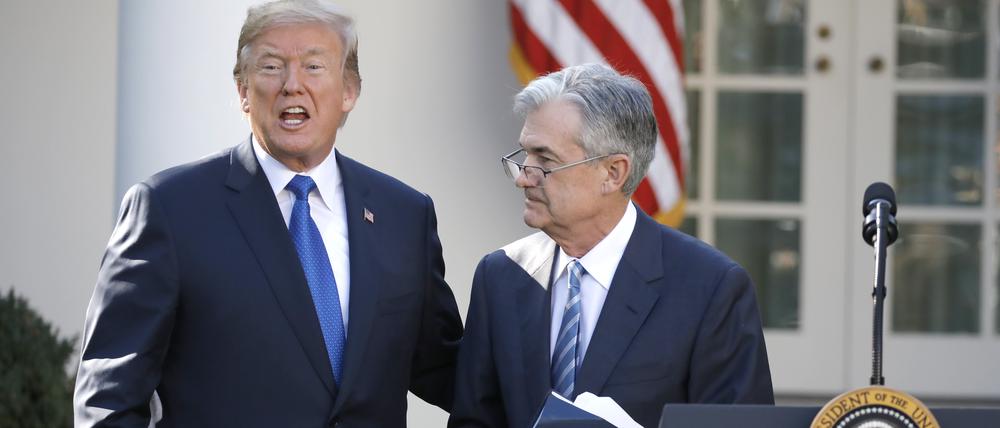 Donald Trump (l.) und Jerome Powell im Jahr 2017: Als damaliger US-Präsident setzte Trump den Juristen und Investmentbanker als Fed-Chef ein, doch ihr Verhältnis kühlte schnell ab.