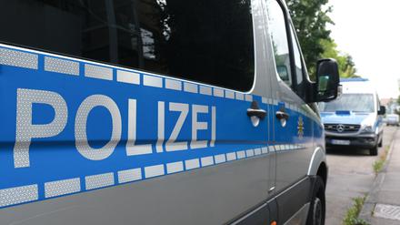 Polizeifahrzeuge in Nahaufnahme (Symbolbild)