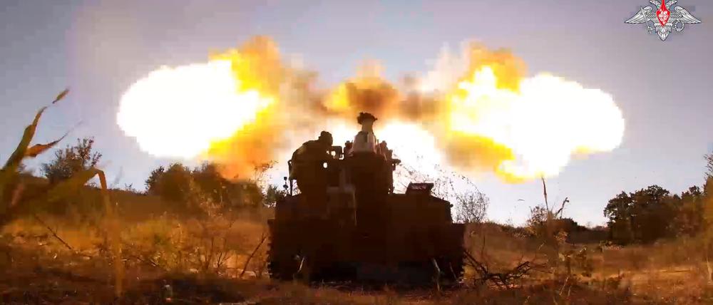 17.08.2024, Russland, Kursk: Auf diesem vom russischen Verteidigungsministerium veröffentlichten Standbild aus einem Video feuern russische Soldaten an einem ungenannten Ort im russisch-ukrainischen Grenzgebiet Kursk mit einer Giatsint-S-Selbstfahrlafette auf ukrainische Stellungen.