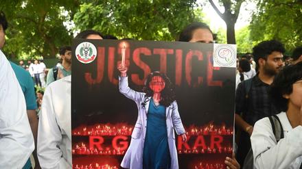 Auch in Neu-Delhi wurde am Montag noch weiter demonstriert: Die Vergewaltigung und der Mord an einer angehenden Ärztin in Kolkata haben viele 