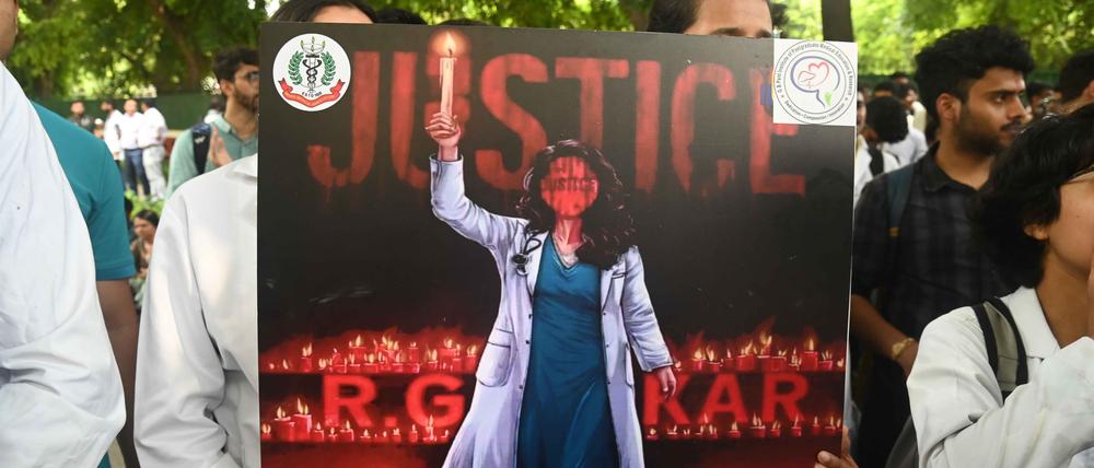 Auch in Neu-Delhi wurde am Montag noch weiter demonstriert: Die Vergewaltigung und der Mord an einer angehenden Ärztin in Kolkata haben viele