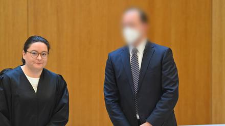 Der Mitangeklagte Freiherr Stephan von Erffa mit seiner Rechtsanwältin vor dem Oberlandesgericht München II.