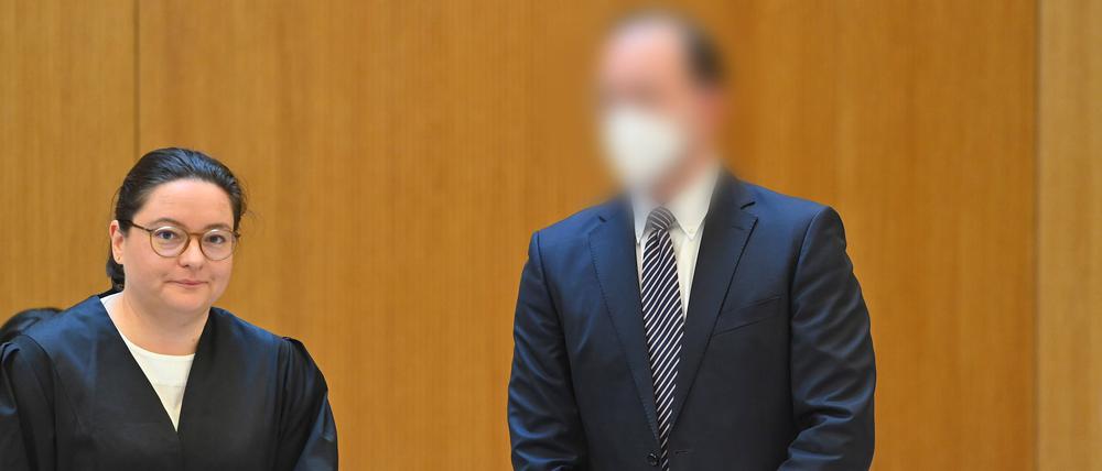 Der Mitangeklagte Freiherr Stephan von Erffa mit seiner Rechtsanwältin vor dem Oberlandesgericht München II.