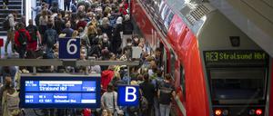 Zahlreiche Menschen steigen im vergangenen Sommer am Hauptbahnhof in den Regionalzug der Linie RE3 nach Stralsund.