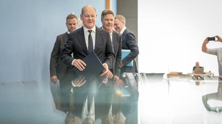 Bundeskanzler Olaf Scholz (SPD, l-r), Robert Habeck (Bündnis 90/Die Grünen), Bundesminister für Wirtschaft und Klimaschutz, und Christian Lindner (FDP), Bundesminister der Finanzen, verlassen die Pressekonferenz zum Haushaltsplan 2025.  