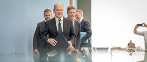Bundeskanzler Olaf Scholz (SPD, l-r), Robert Habeck (Bündnis 90/Die Grünen), Bundesminister für Wirtschaft und Klimaschutz, und Christian Lindner (FDP), Bundesminister der Finanzen, verlassen die Pressekonferenz zum Haushaltsplan 2025.  