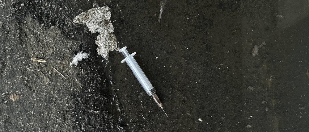 Eine gebrauchte Drogen-Spritze liegt in der Nähe vom U-Bahnhof Kottbusser Tor in Berlin auf der Straße.  
