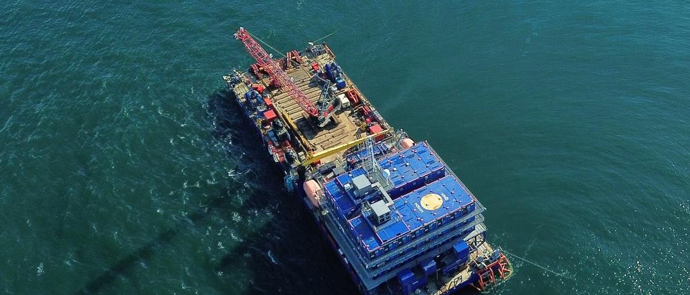 Eine Barge, ein flaches Schiff ohne eigenen Antrieb, wird über dem Wrack der „Verity“ platziert.