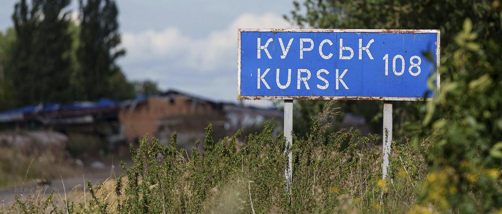 Ein Schild mit der Aufschrift „Kursk 108 km“ steht an der Grenze zwischen der Ukraine und Russland. 