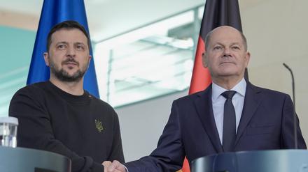 Bundeskanzler Olaf Scholz (SPD, r) neben Wolodymyr Selenskyj. 