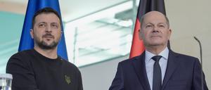 Bundeskanzler Olaf Scholz (SPD, r) neben Wolodymyr Selenskyj.
