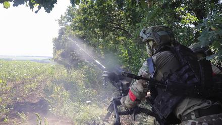 Russische Soldaten feuern auf ukrainische Stellungen im russisch-ukrainischen Grenzgebiet in der Region Kursk. 