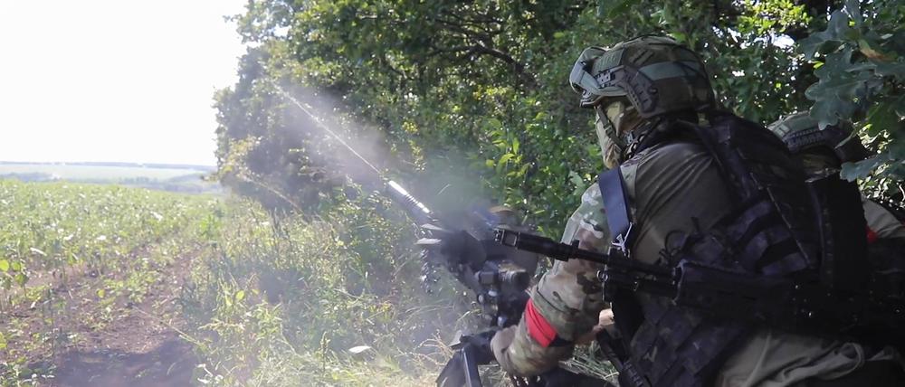 Russische Soldaten feuern auf ukrainische Stellungen im russisch-ukrainischen Grenzgebiet in der Region Kursk.