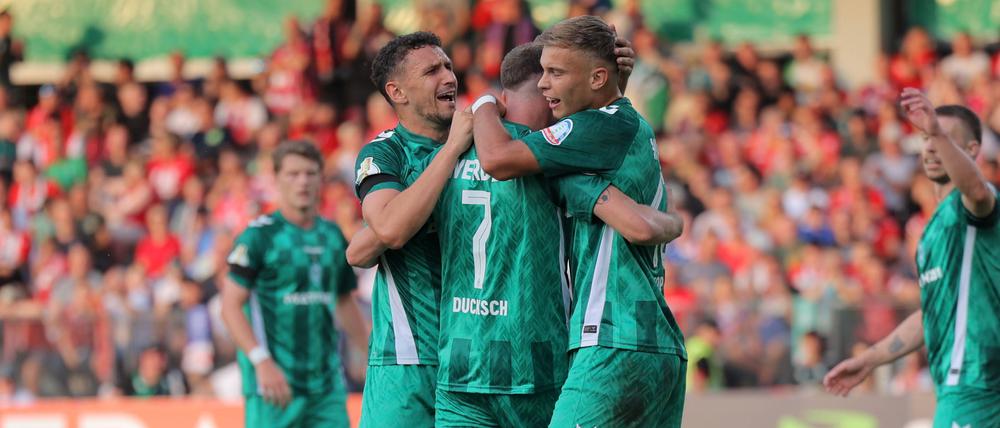 Bremer Torjubel Fussball DFB-Pokal 1. Hauptrunde 2024/2025 FC Energie Cottbus - SV Werder Bremen *** Bremen goal celebration Soccer DFB Cup 1 main round 2024 2025 FC Energie Cottbus SV Werder Bremen