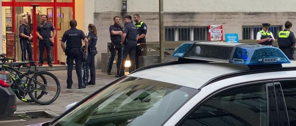 In einem Supermarkt in München ist am Abend eine Frau von der Polizei erschossen worden, nachdem sie die Einsatzkräfte mit dem Messer attackiert haben soll.