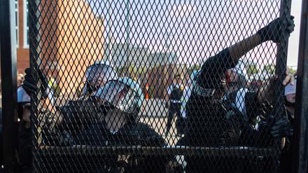 CHICAGO, ILLINOIS - AUGUST 19: Police replace security fencing at a park where Pro-Palestine protesters tore down security fences near the United Center where the Democratic National Convention is being held on August 19, 2024 in Chicago, Illinois. The convention runs through August 22.   Jim Vondruska/Getty Images/AFP (Photo by Jim Vondruska / GETTY IMAGES NORTH AMERICA / Getty Images via AFP)