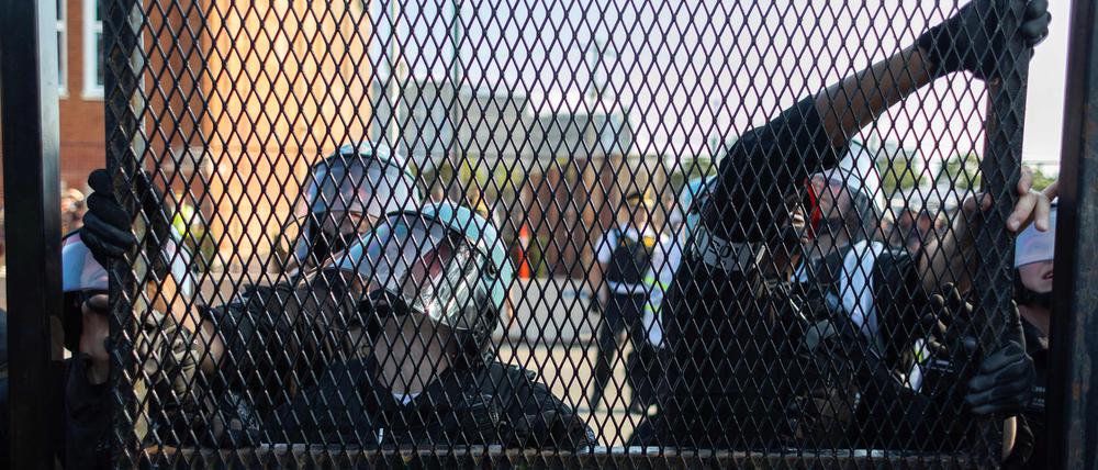 CHICAGO, ILLINOIS - AUGUST 19: Police replace security fencing at a park where Pro-Palestine protesters tore down security fences near the United Center where the Democratic National Convention is being held on August 19, 2024 in Chicago, Illinois. The convention runs through August 22.   Jim Vondruska/Getty Images/AFP (Photo by Jim Vondruska / GETTY IMAGES NORTH AMERICA / Getty Images via AFP)