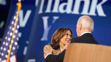Kamala Harris (links) und Joe Biden beim Parteitag der US-Demokraten.
