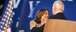 Kamala Harris (links) und Joe Biden beim Parteitag der US-Demokraten.