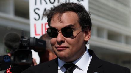 George Santos, der aus dem US-Repräsentantenhaus ausgeschlossen wurde, verliest eine Erklärung, nachdem er sich im Central Islip Federal Courthouse in Central Islip, New York, USA, der Korruptionsvorwürfe schuldig bekannt hat.