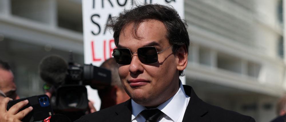 George Santos, der aus dem US-Repräsentantenhaus ausgeschlossen wurde, verliest eine Erklärung, nachdem er sich im Central Islip Federal Courthouse in Central Islip, New York, USA, der Korruptionsvorwürfe schuldig bekannt hat.