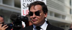 George Santos, der aus dem US-Repräsentantenhaus ausgeschlossen wurde, verliest eine Erklärung, nachdem er sich im Central Islip Federal Courthouse in Central Islip, New York, USA, der Korruptionsvorwürfe schuldig bekannt hat.