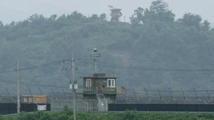 Ein nordkoreanischer militärischer Wachposten (oben) und ein südkoreanischer Posten (unten) sind von Paju, Südkorea, nahe der Grenze zu Nordkorea aus zu sehen (Symbolbild).