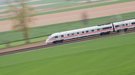 Ein ICE der Deutschen Bahn: Die neuen Finanzhilfen für die Bahn könnten Fahrgäste teuer zu stehen kommen. 