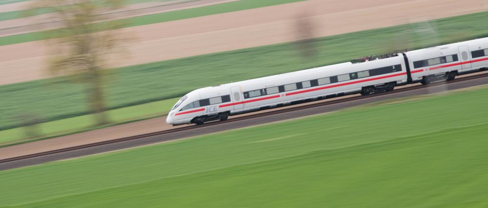 Ein ICE der Deutschen Bahn: Die neuen Finanzhilfen für die Bahn könnten Fahrgäste teuer zu stehen kommen.