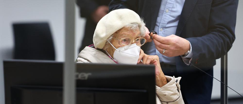 Die Angeklagte Irmgard F. sitzt im Sitzungssaal des Landgerichts Itzehoe (Archivbild).