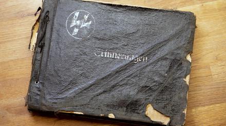 Dem Einband mit den Erinnerungen von SS-Kriegsverbrecher Kurt Schreiber sieht man das Alter an. Die Fotografien sind dagegen gut erhalten. 