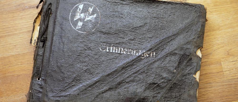 Dem Einband mit den Erinnerungen von SS-Kriegsverbrecher Kurt Schreiber sieht man das Alter an. Die Fotografien sind dagegen gut erhalten. 