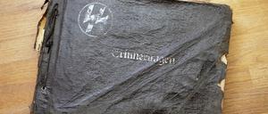 Dem Einband mit den Erinnerungen von SS-Kriegsverbrecher Kurt Schreiber sieht man das Alter an. Die Fotografien sind dagegen gut erhalten. 