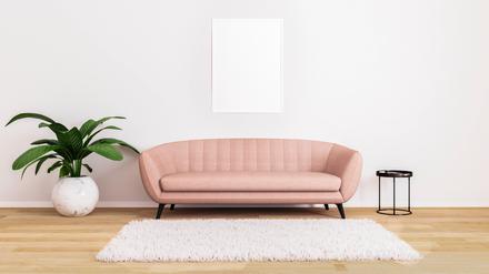 Ein Sofa vor einer weißen Wand.