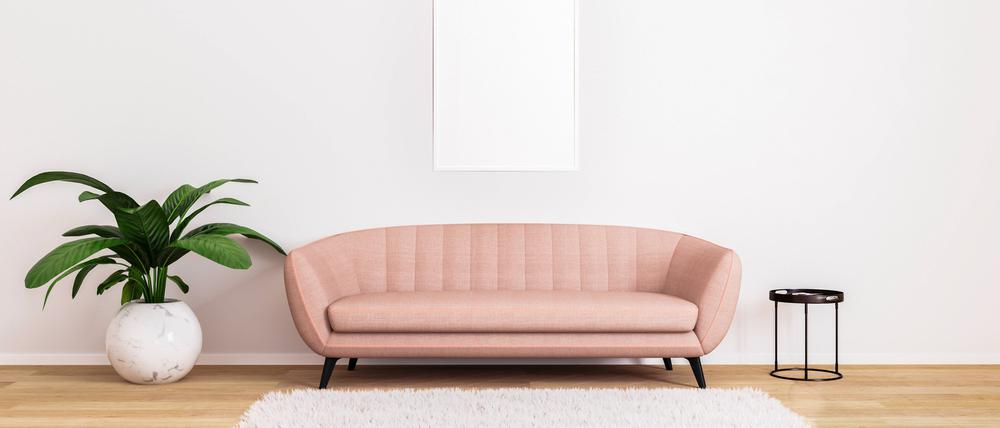 Ein Sofa vor einer weißen Wand.